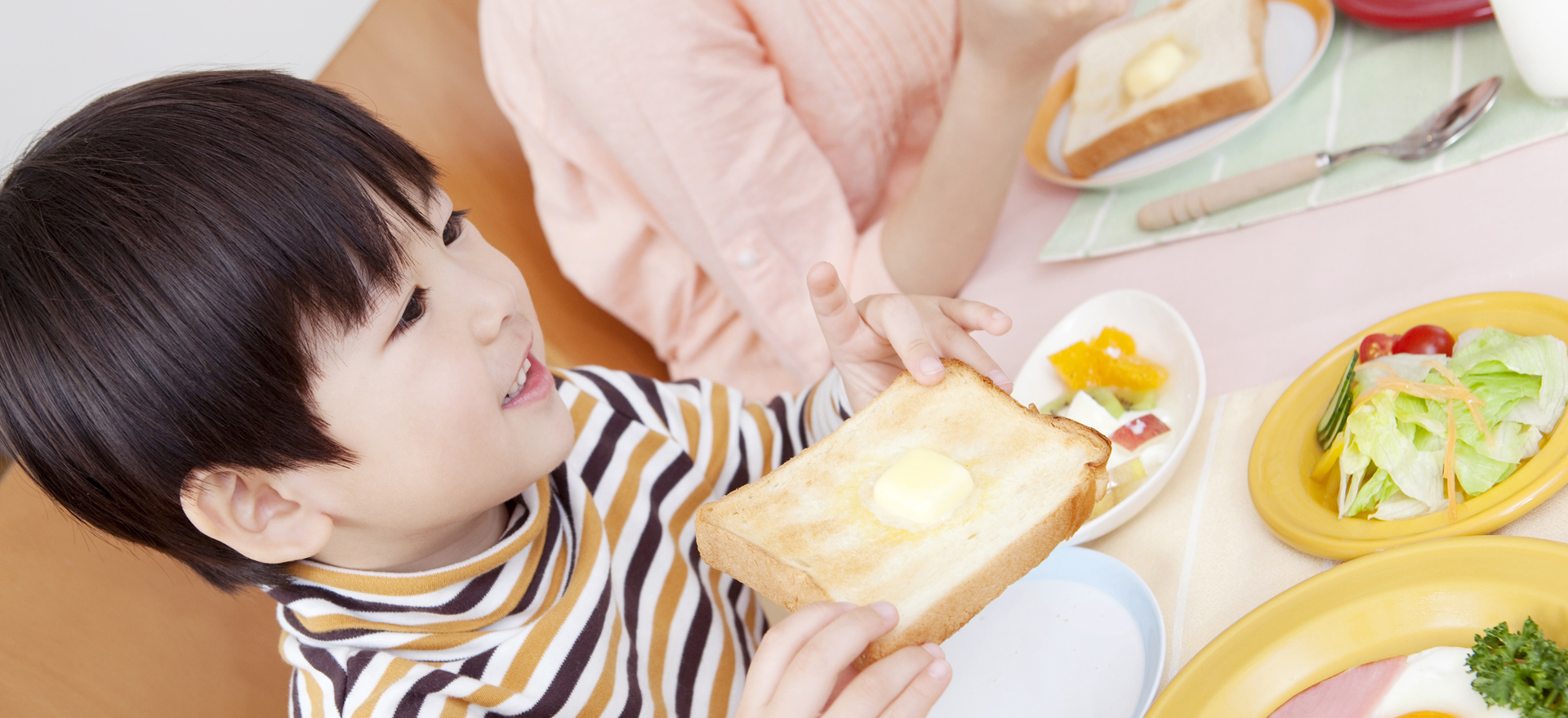 パンを食べる子供の写真